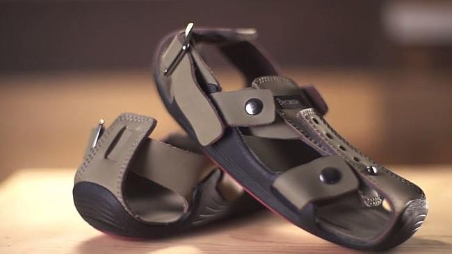 Pantofii care cresc: un bărbat a inventat sandalele care se măresc cu până la 5 măsuri