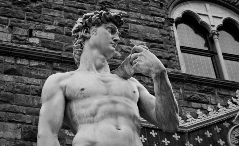 David al lui Michelangelo suferă de glezne slabe